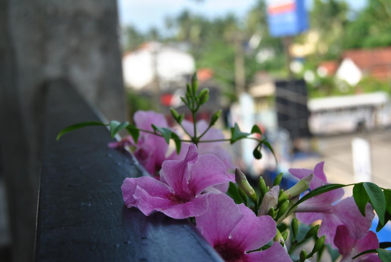 The Canoe Negombo Esterno foto